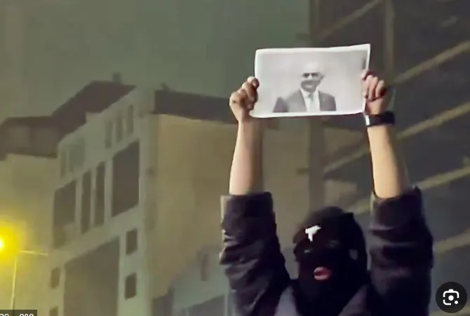 بدعم أمريكي إسرائيلي.. رضا بهلوي يطرح «مشروع ازدهار إيران» وصوره ترفع في شوارع طهران والنظام يرد بإحراقها